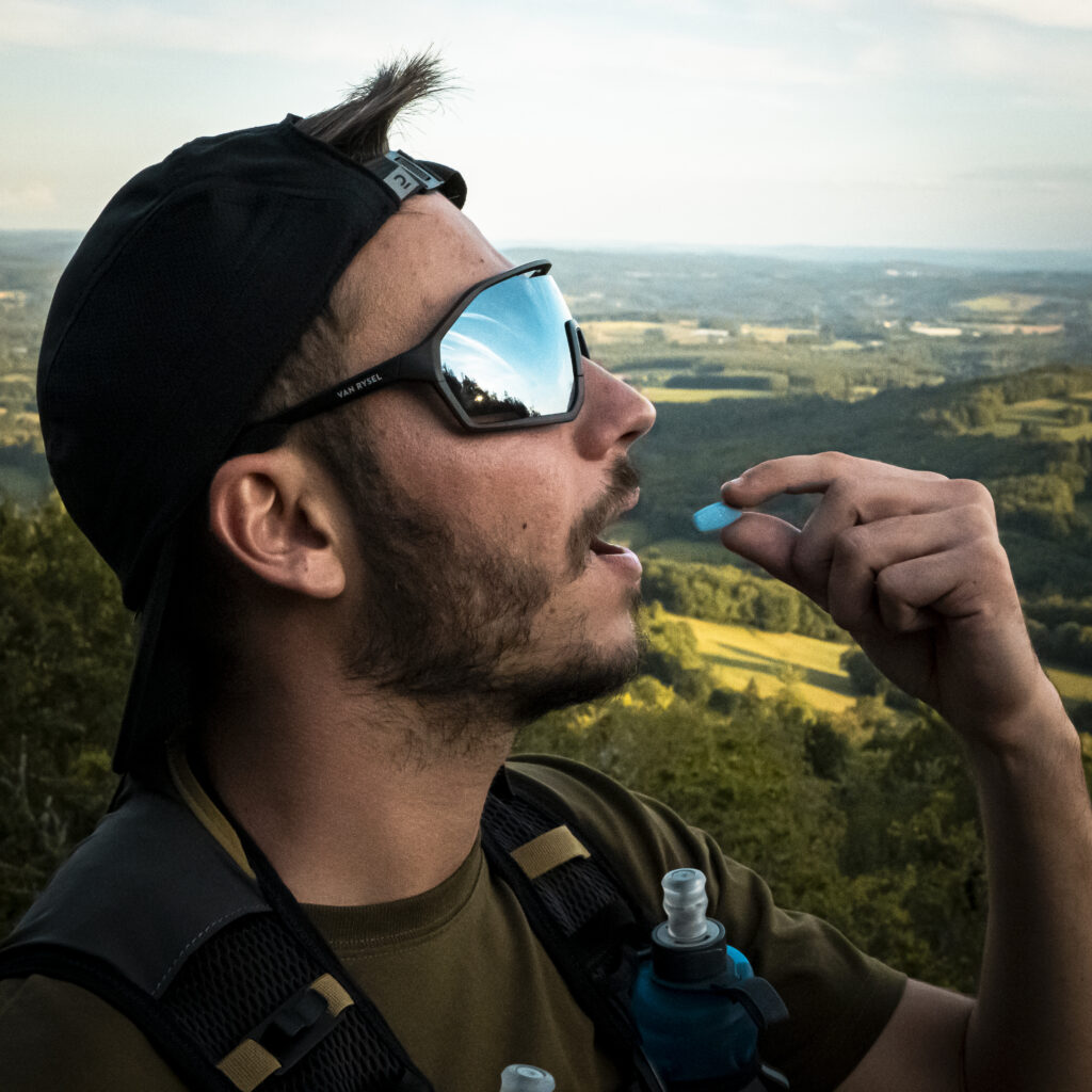 homme mangeant un crunchies