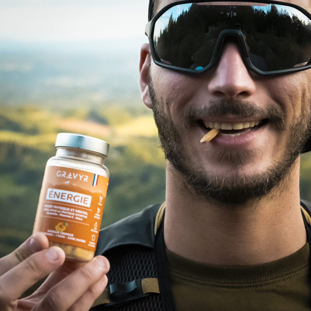 homme sportif croquant un crunchies énergie, complément alimentaire à croquer