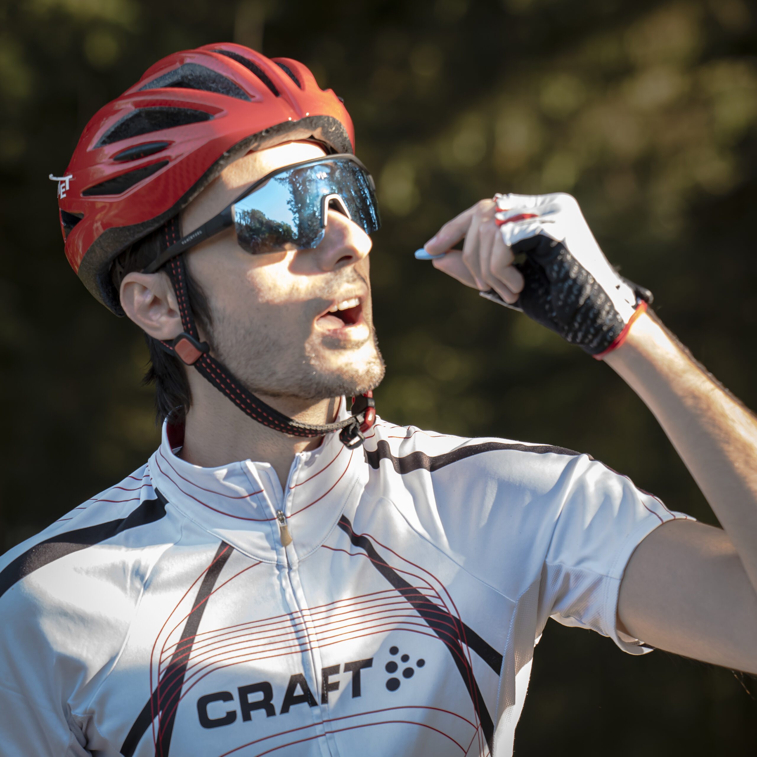 cycliste qui mange un crunchies