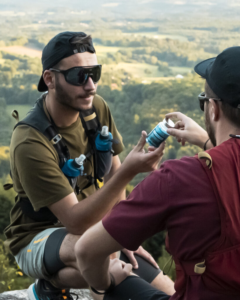 sportifs, traileurs se reposant et récupérant avec les crunchies récupération, complément alimentaire à croquer