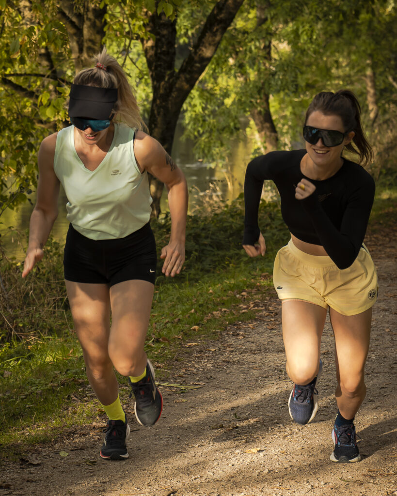 femmes sportives entrain de courir