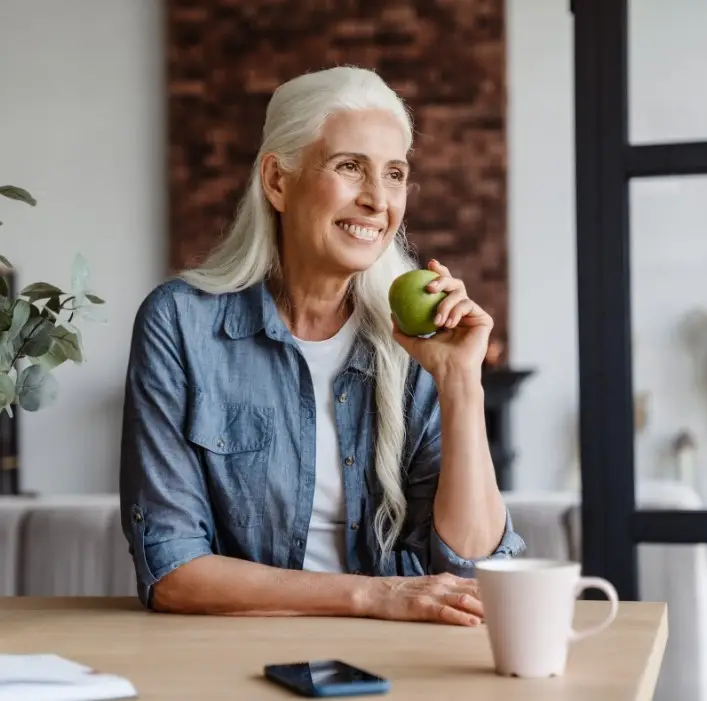femme âgée heureuse et en santé