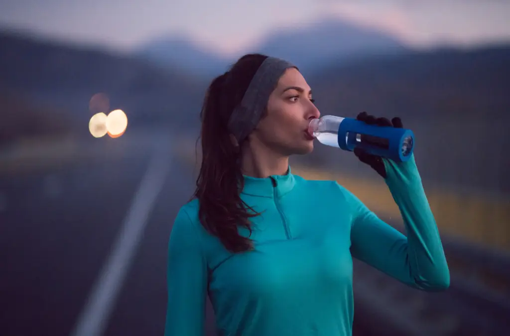 femme sportive s'hydratant pour sa récupération